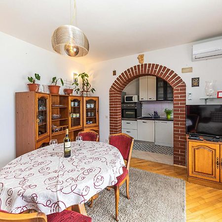 2 Bedroom Beautiful Apartment In Okrug Gornji Трогир Экстерьер фото