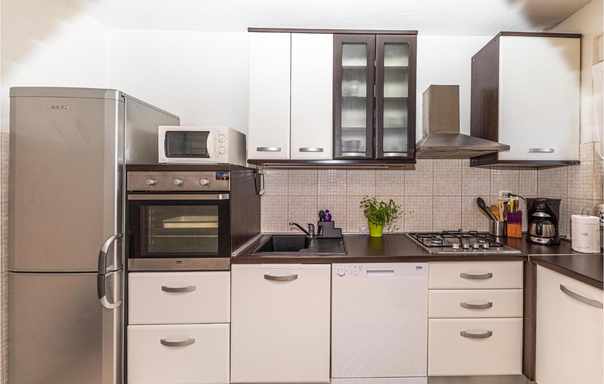 2 Bedroom Beautiful Apartment In Okrug Gornji Трогир Экстерьер фото