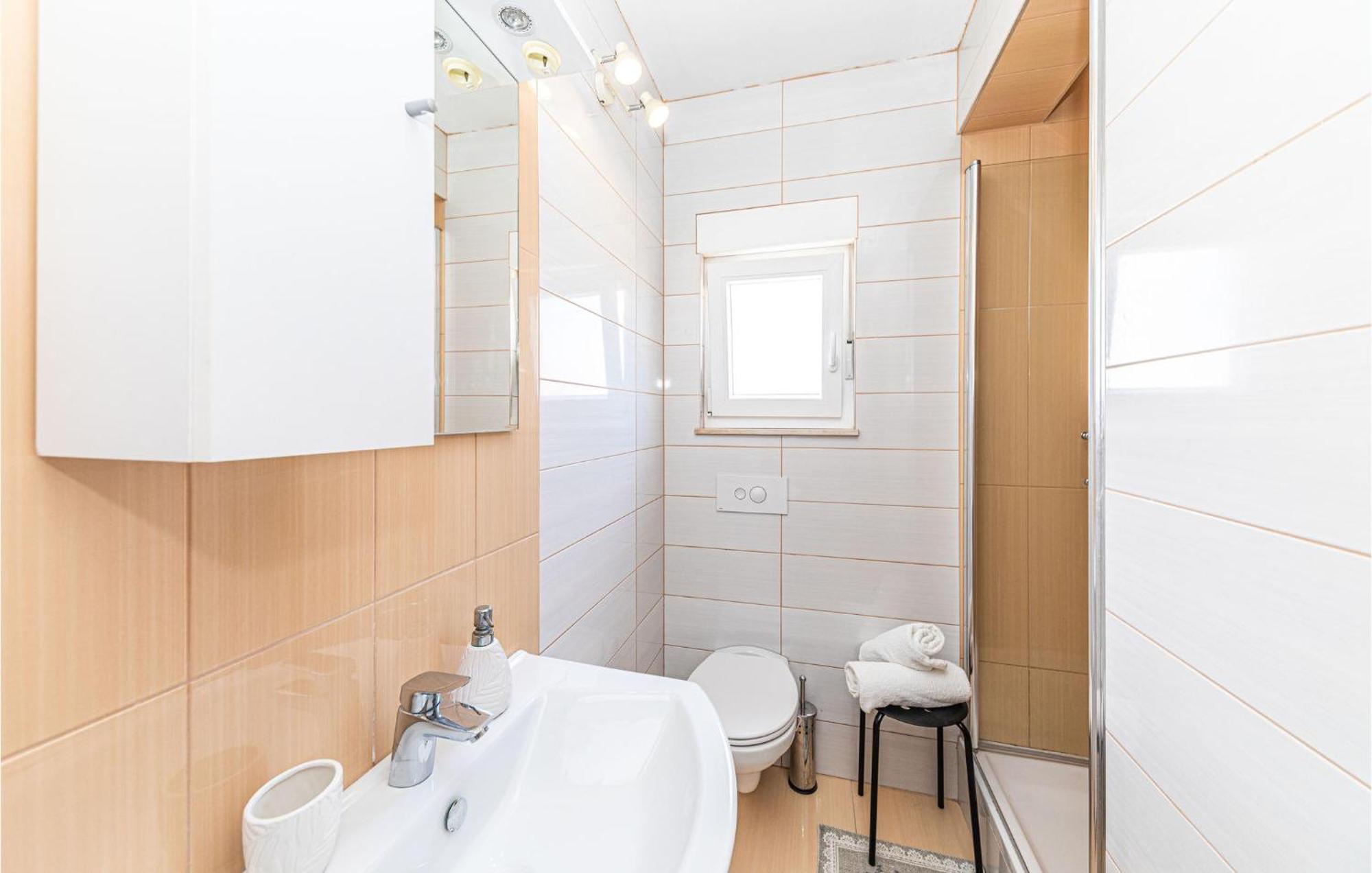 2 Bedroom Beautiful Apartment In Okrug Gornji Трогир Экстерьер фото