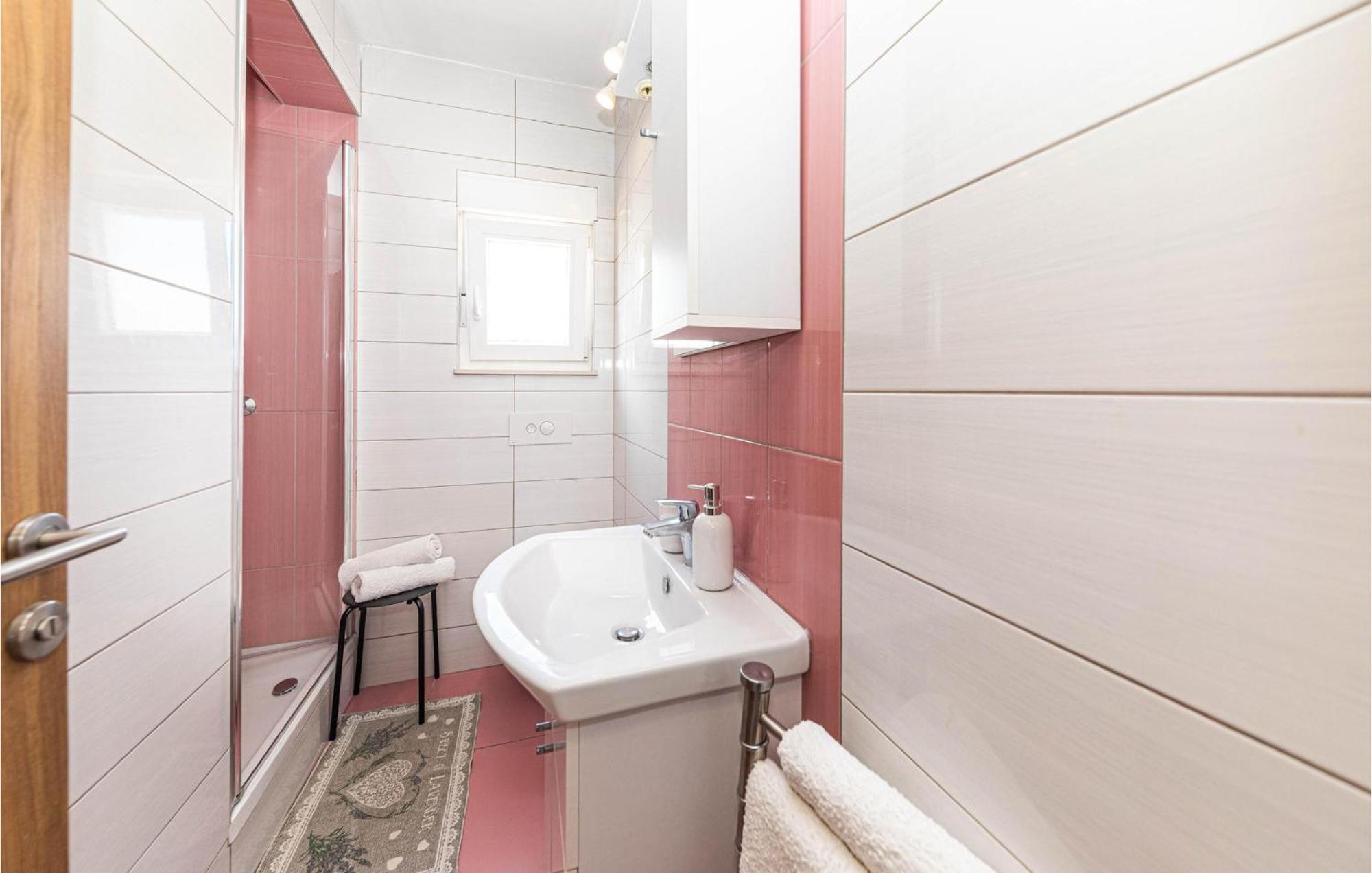 2 Bedroom Beautiful Apartment In Okrug Gornji Трогир Экстерьер фото