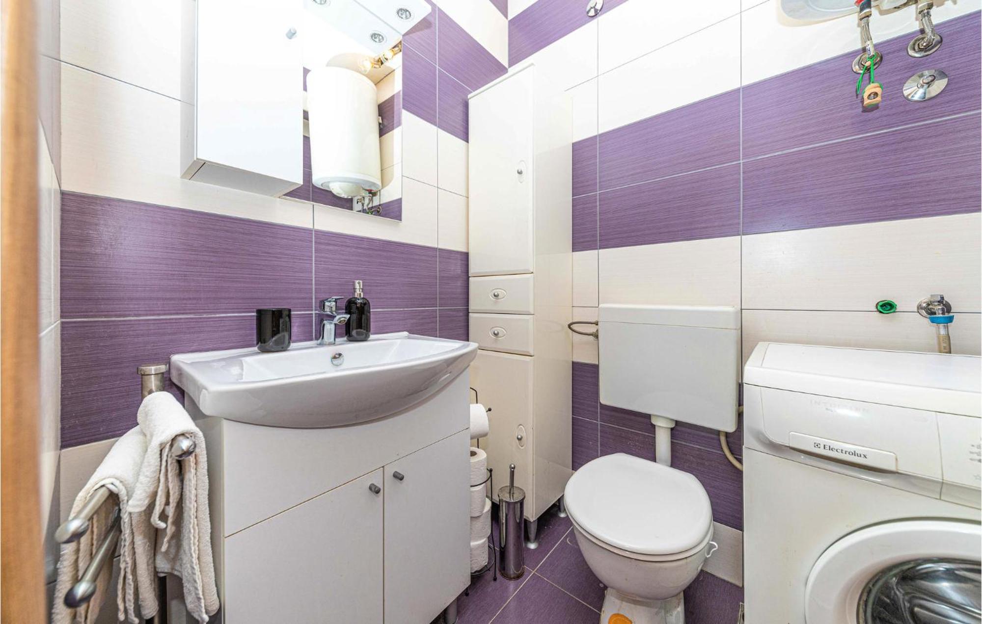 2 Bedroom Beautiful Apartment In Okrug Gornji Трогир Экстерьер фото