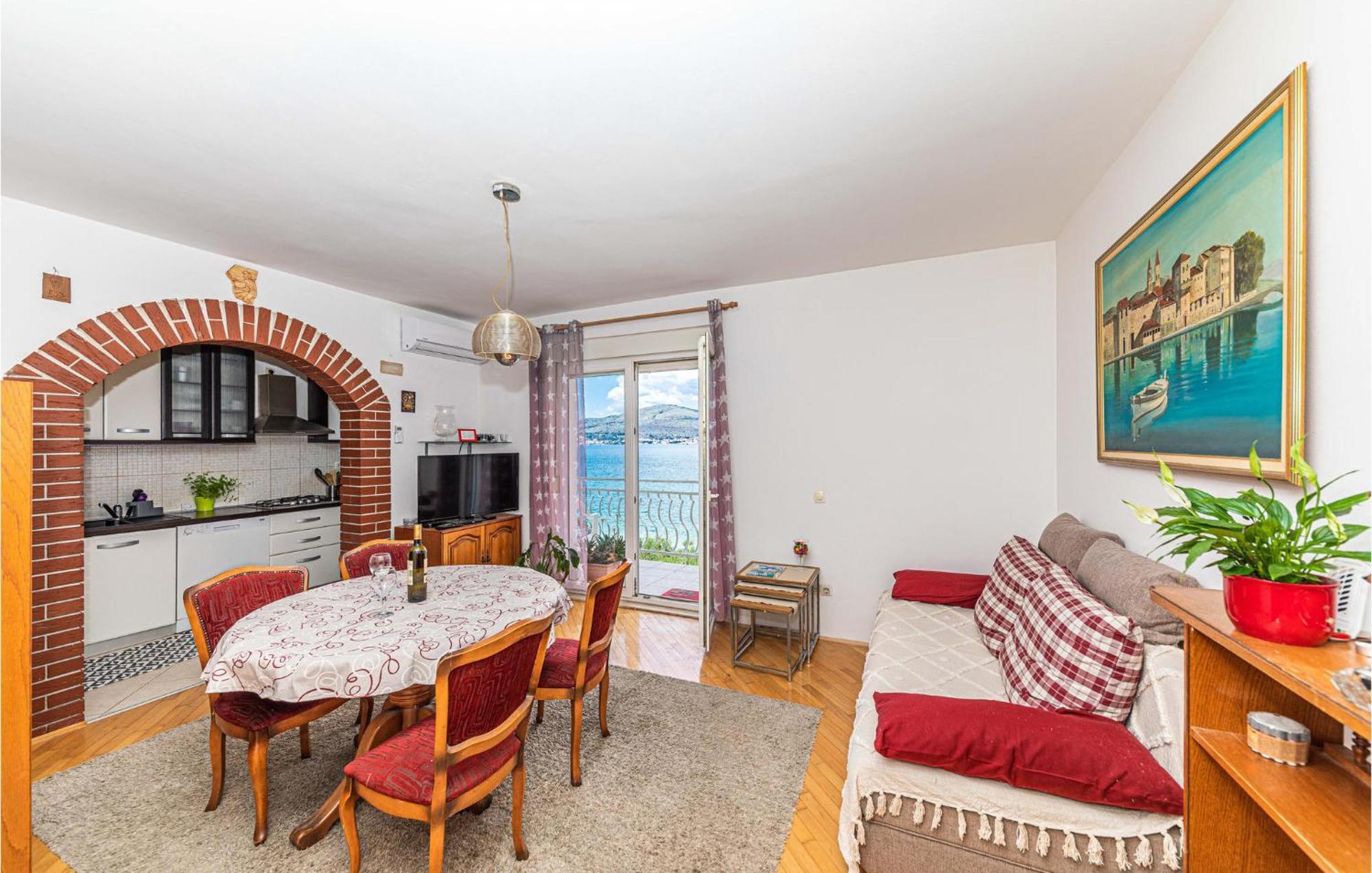 2 Bedroom Beautiful Apartment In Okrug Gornji Трогир Экстерьер фото