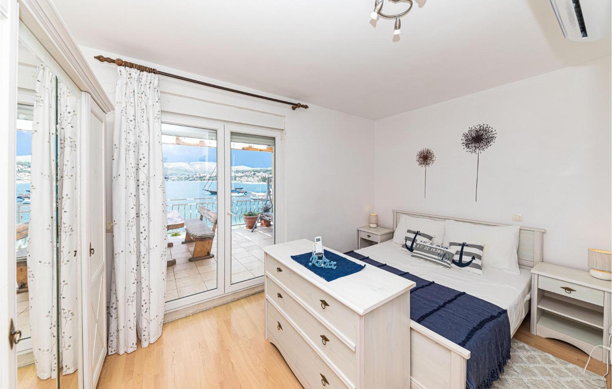 2 Bedroom Beautiful Apartment In Okrug Gornji Трогир Экстерьер фото