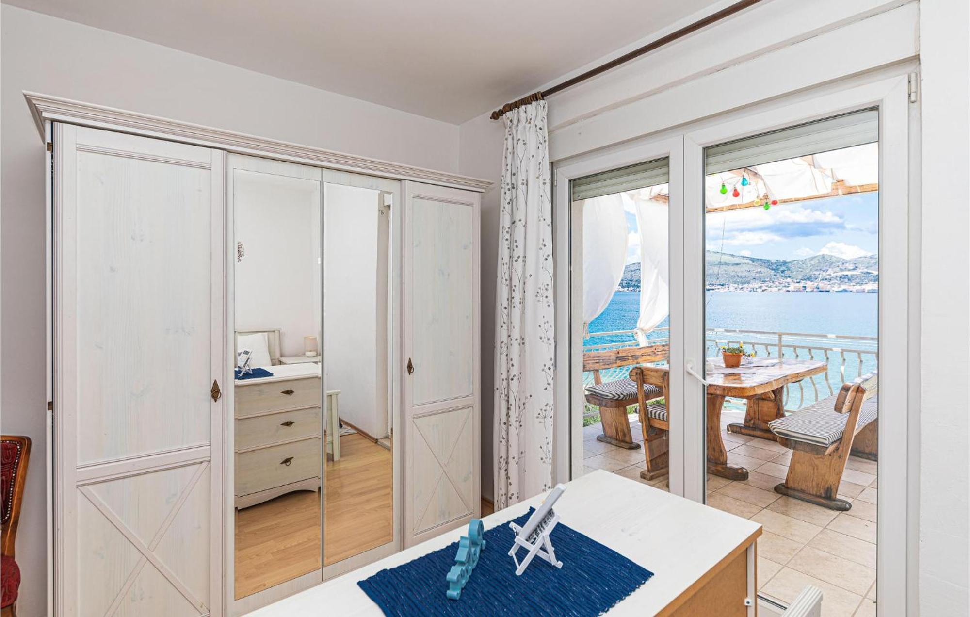 2 Bedroom Beautiful Apartment In Okrug Gornji Трогир Экстерьер фото