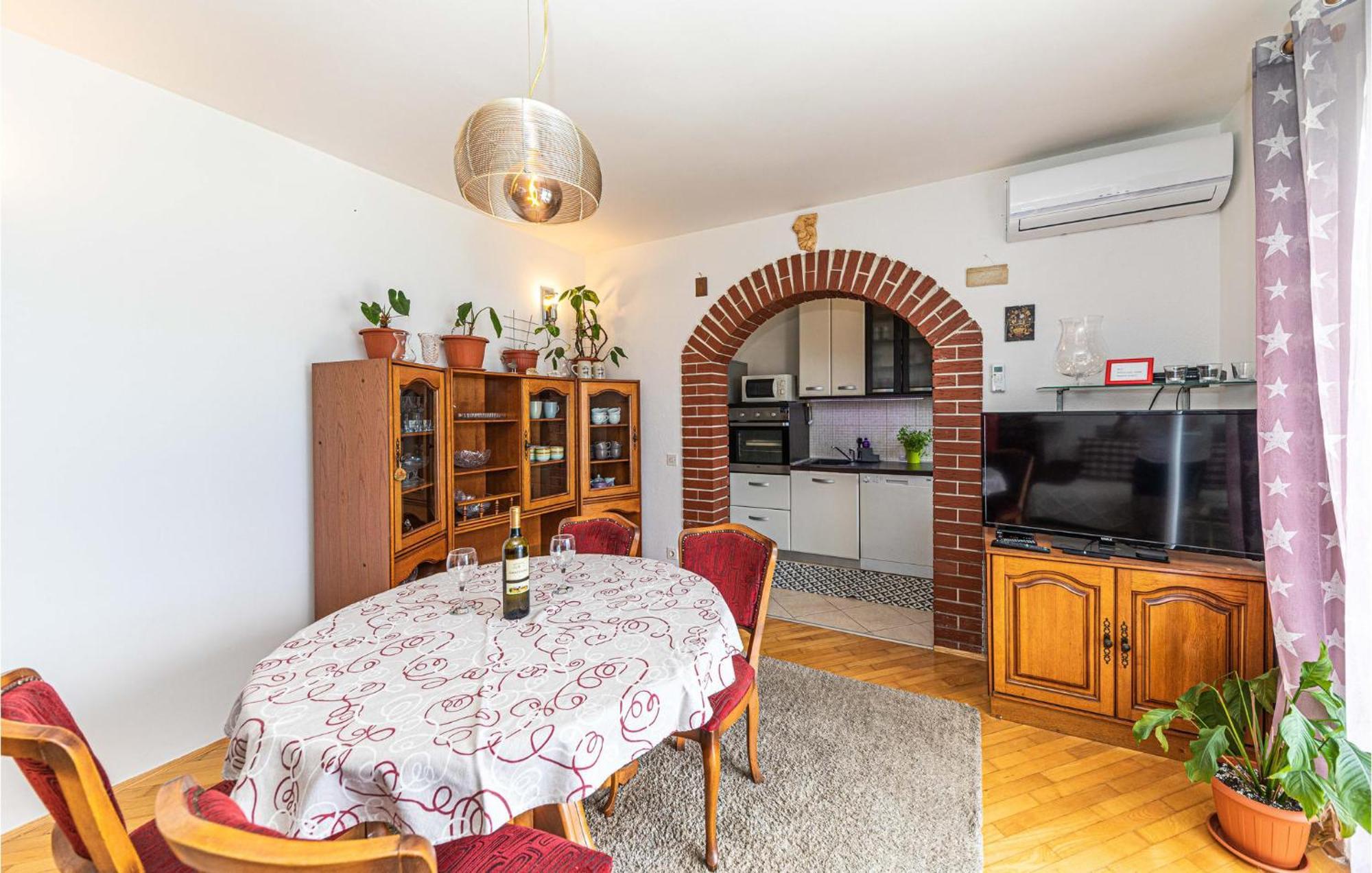2 Bedroom Beautiful Apartment In Okrug Gornji Трогир Экстерьер фото